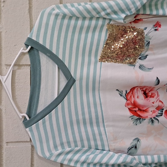 Beautiful Seafoam Green Stripe Floral Gold Sequin Pocket Top. Size M/L NWOT - Picture 2 of 6